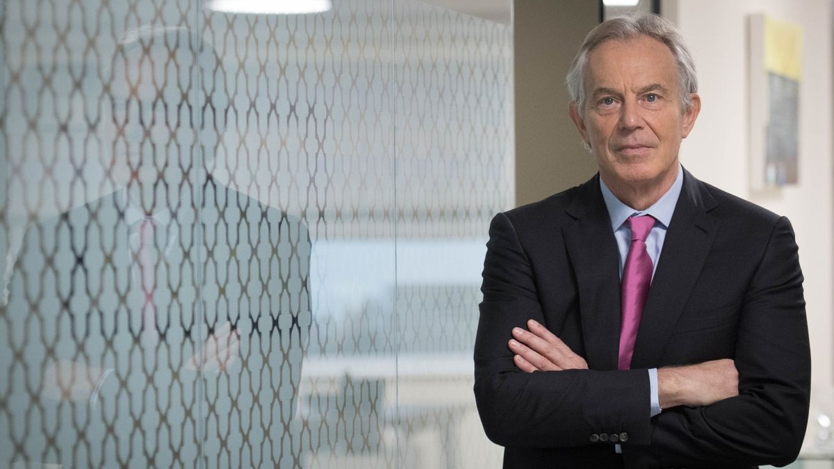Tony Blair dostal od královny rytířský titul. Proti je už půl milionu lidí